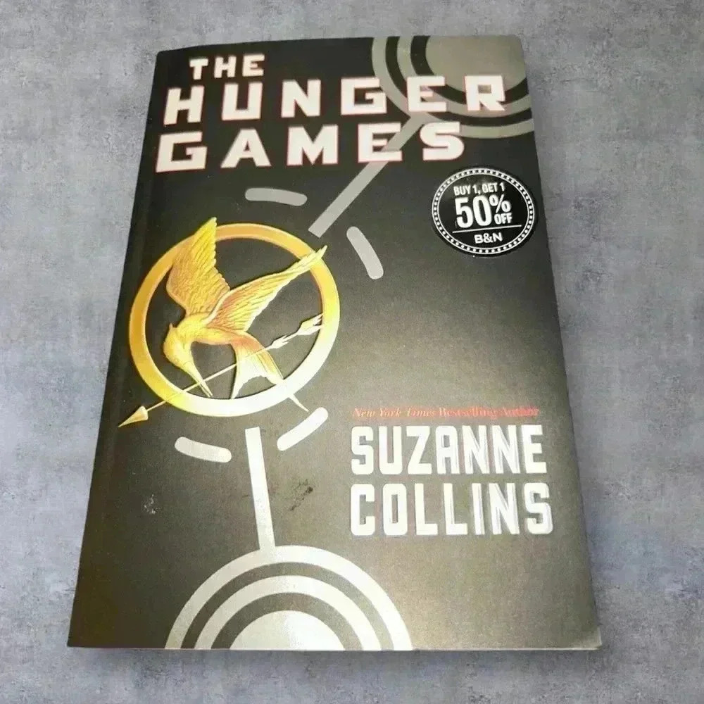 New: THE HUNGER GAMES Book 1- Suzanne Collins, Paperback LIKE NEW!